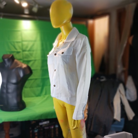 woman shirt button down semi white translucide Small feel like a medium large - Picture 8 of 10